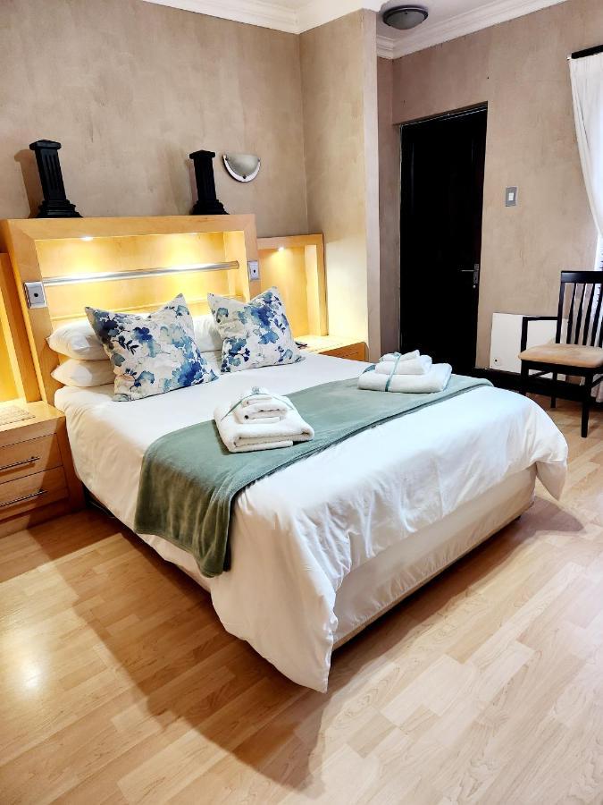 The Wooden Leg Guesthouse Kleinmond Exterior foto